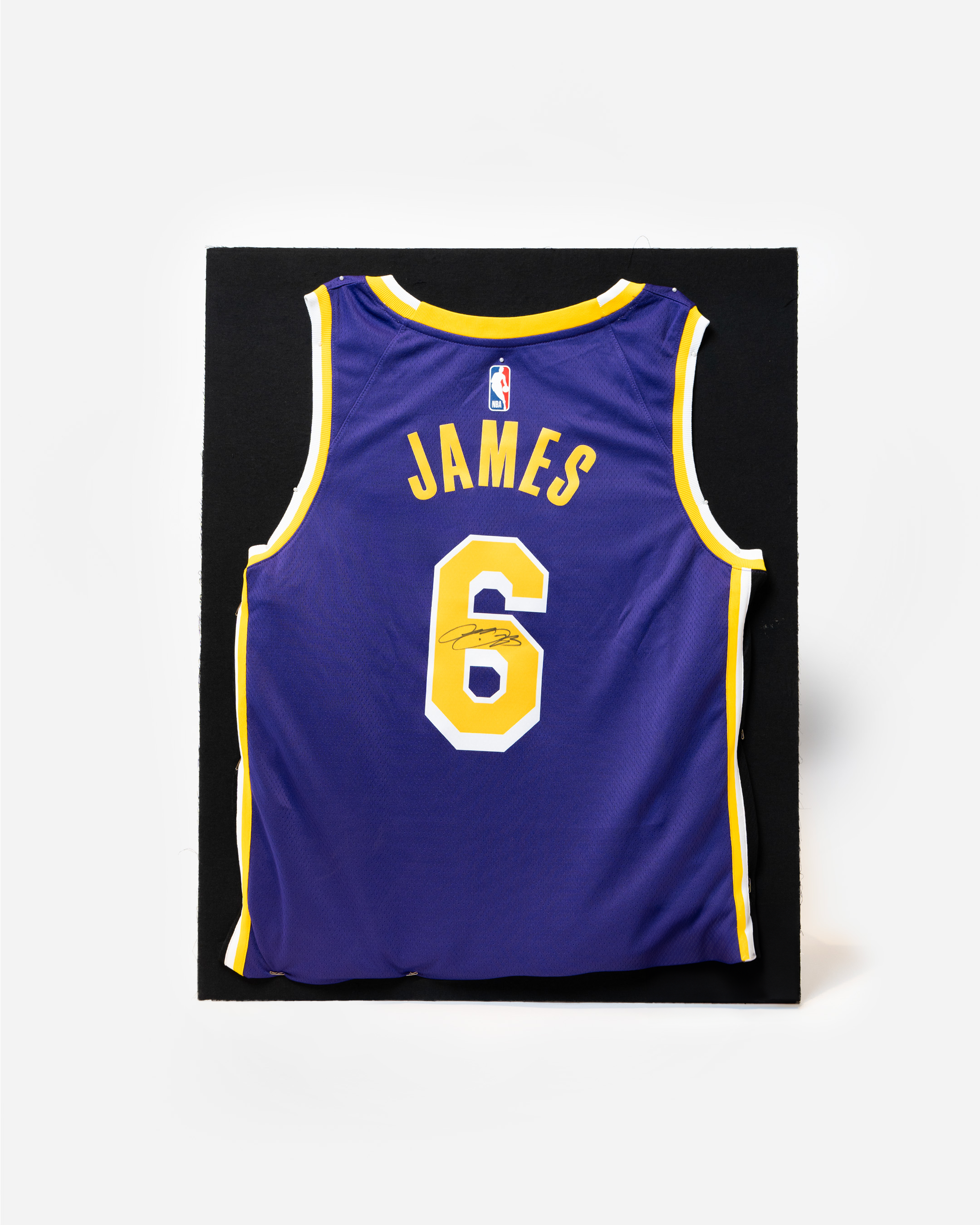 LEBRON_JAMES_SIGNED_JERSEY_1.png