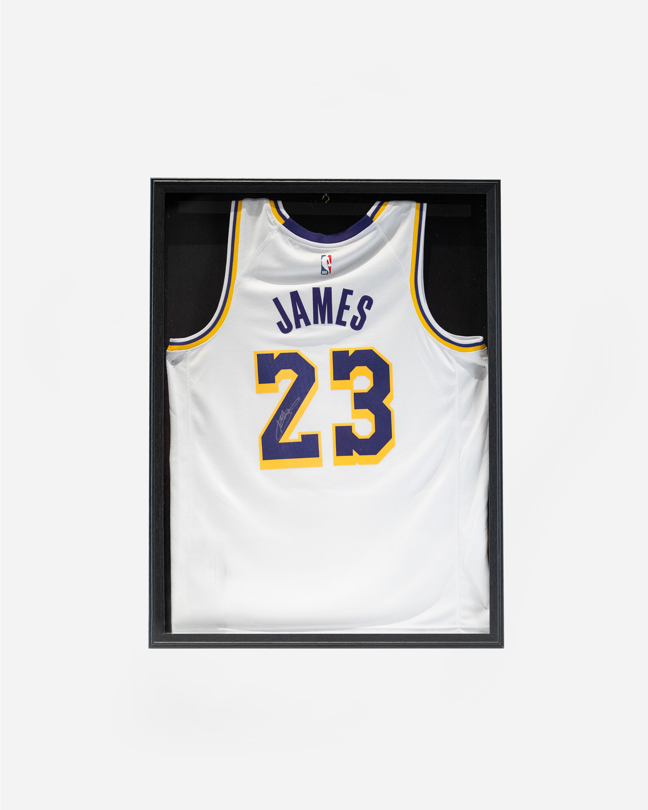LEBRON_JAMES_SIGNED_JERSEY_4.png